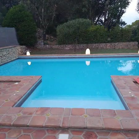 Le Pigeonnier Bed and Breakfast Νιμ